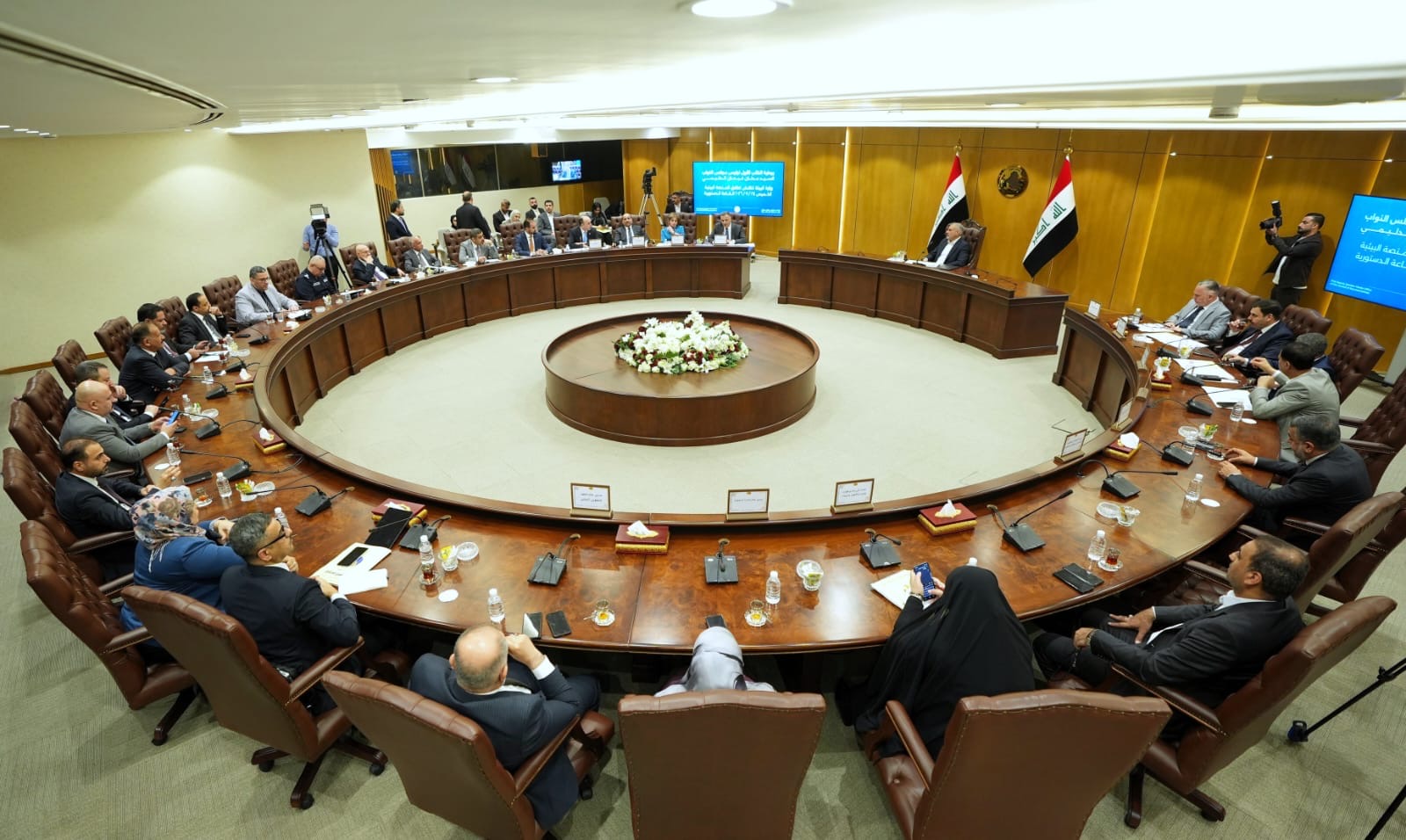 من استضافة علنية إلى اجتماع مغلق.. سعر الصرف يشعل البرلمان وتهديدات بمقاطعة " الموازنة والكابينة الوزارية"