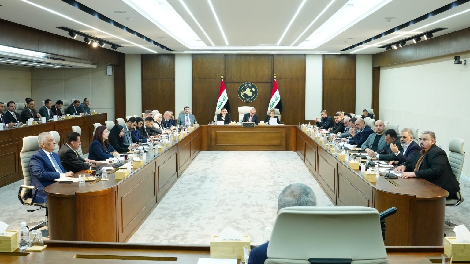 من استضافة علنية إلى اجتماع مغلق.. سعر الصرف يشعل البرلمان وتهديدات بمقاطعة " الموازنة والكابينة الوزارية"
