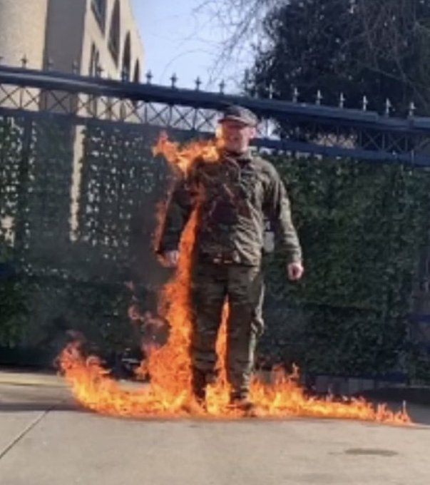 طيار أميركي يحرق نفسه أمام سفارة اسرائيل في واشنطن